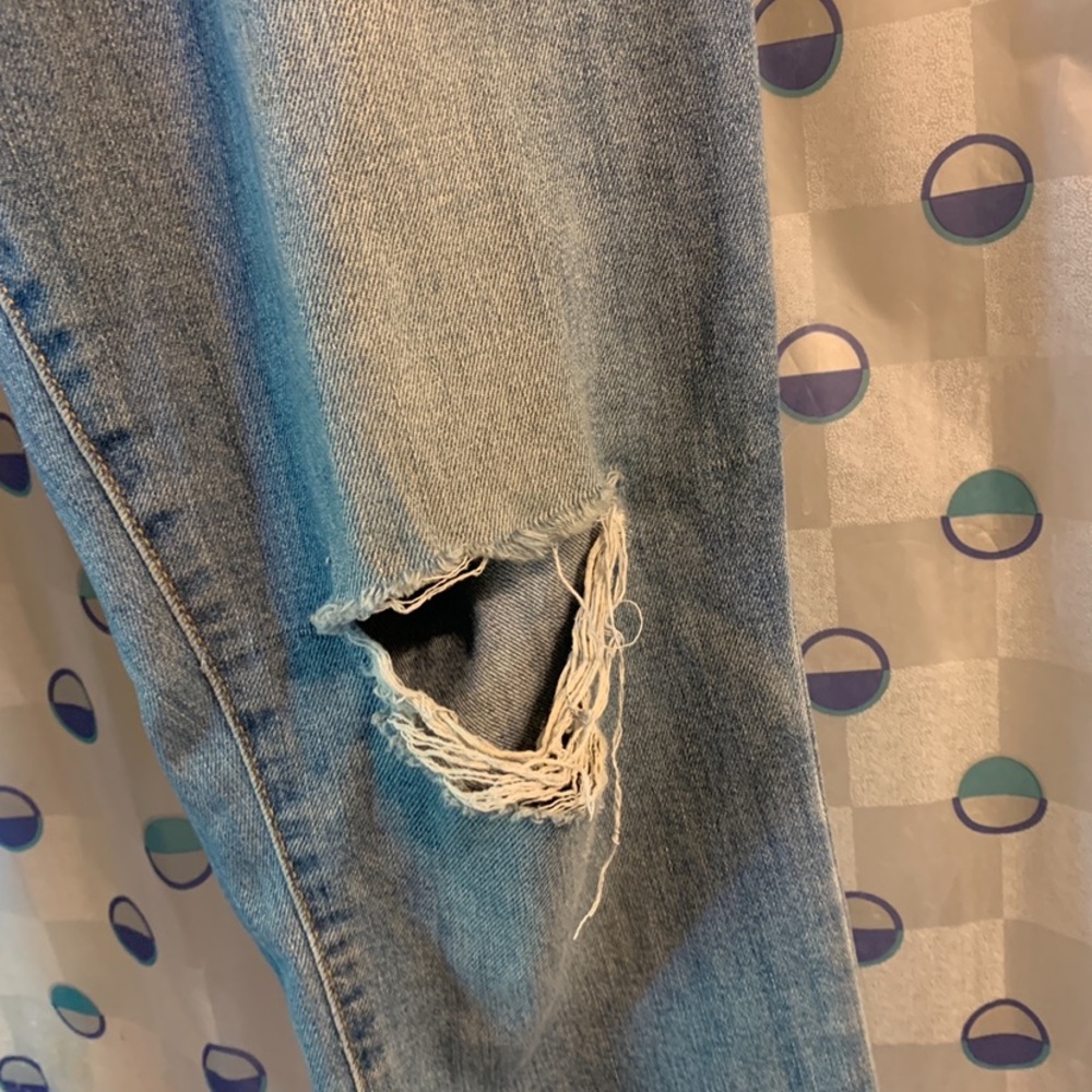 Light weight Old Navy Curve skinny,distressed jeans. - Picture 3 of 9